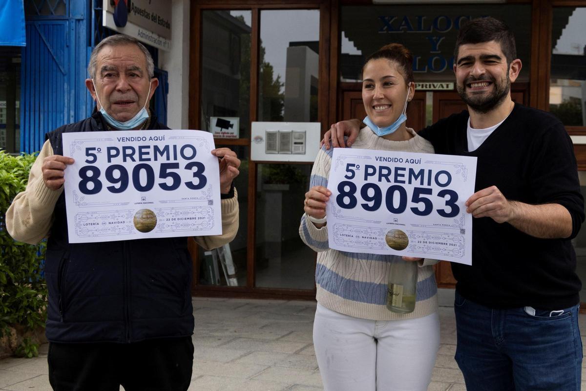 Los premiados sujetan dos boletos del quinto premio