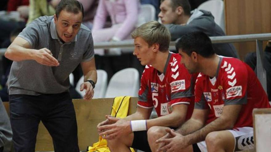 Quique Domínguez da instrucciones a Kallman y Cerillo durante un encuentro en As Travesas. // Ricardo Grobas