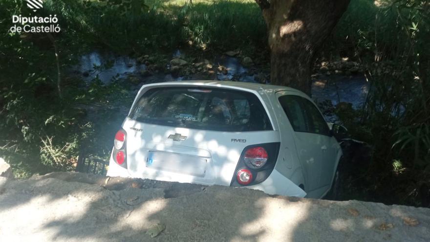 Dos ancianos acaban en un barranco de Segorbe tras perder el control de su coche automático