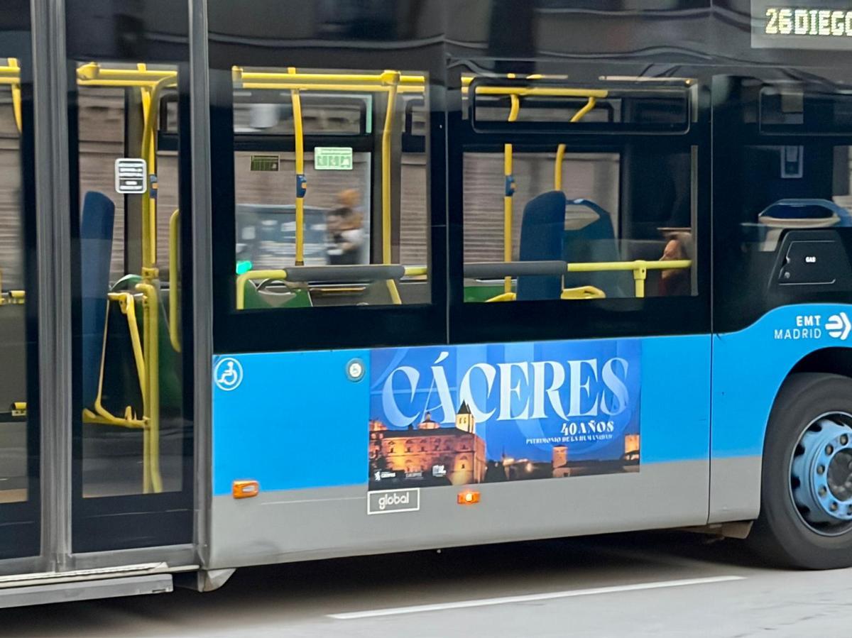 Vinilo de Cáceres en un autobús de Madrid.