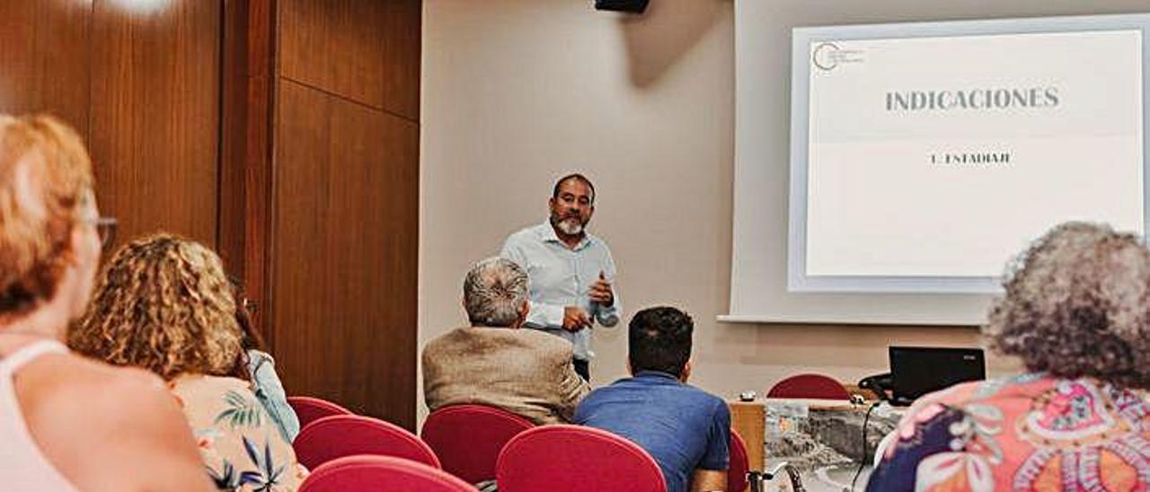 El doctor Josep Asensi, ayer, durante su intervención en el seminario sobre cáncer de mama.