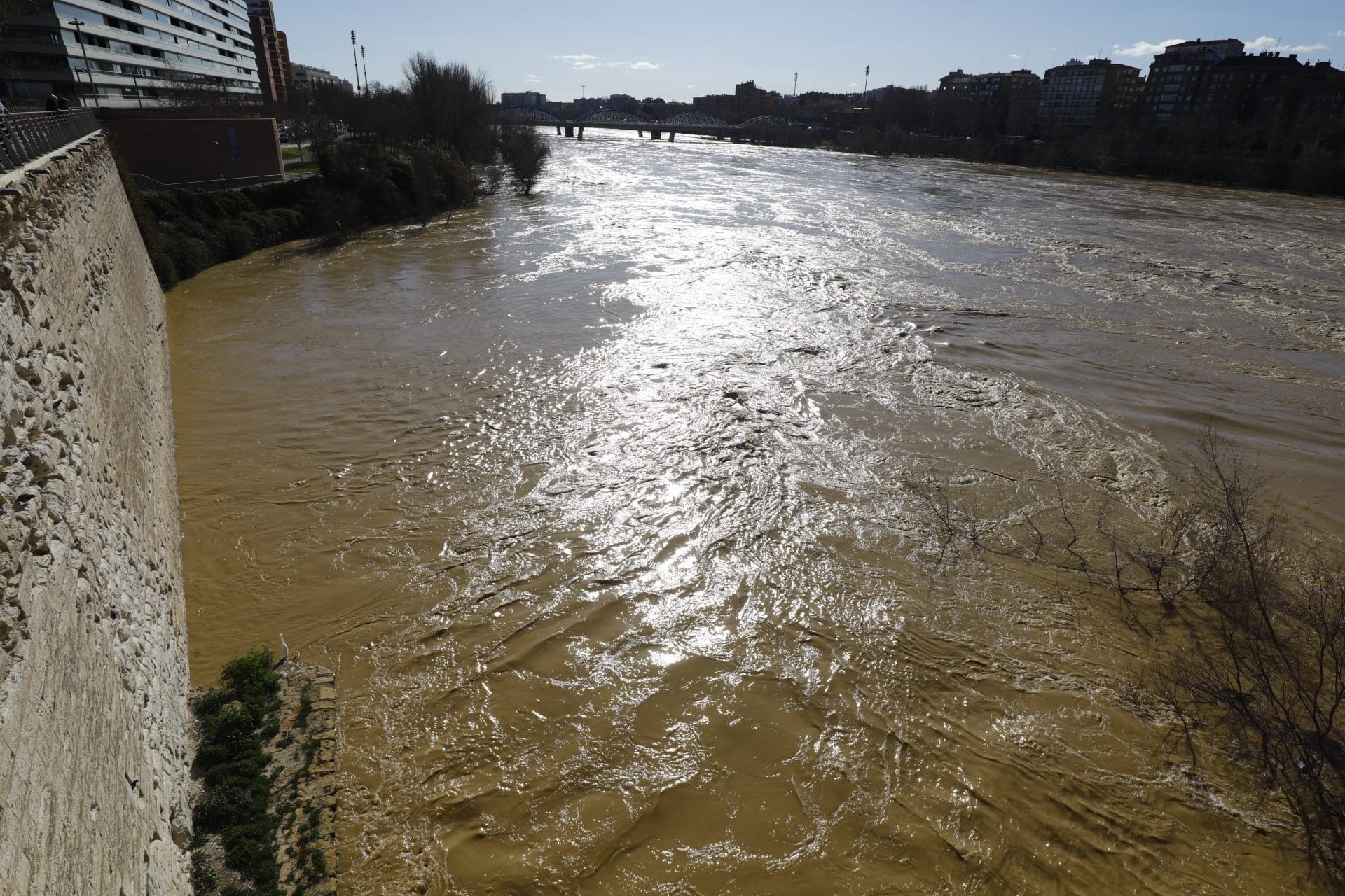 En imágenes | Así transcurre la crecida del Ebro a su paso por Aragón