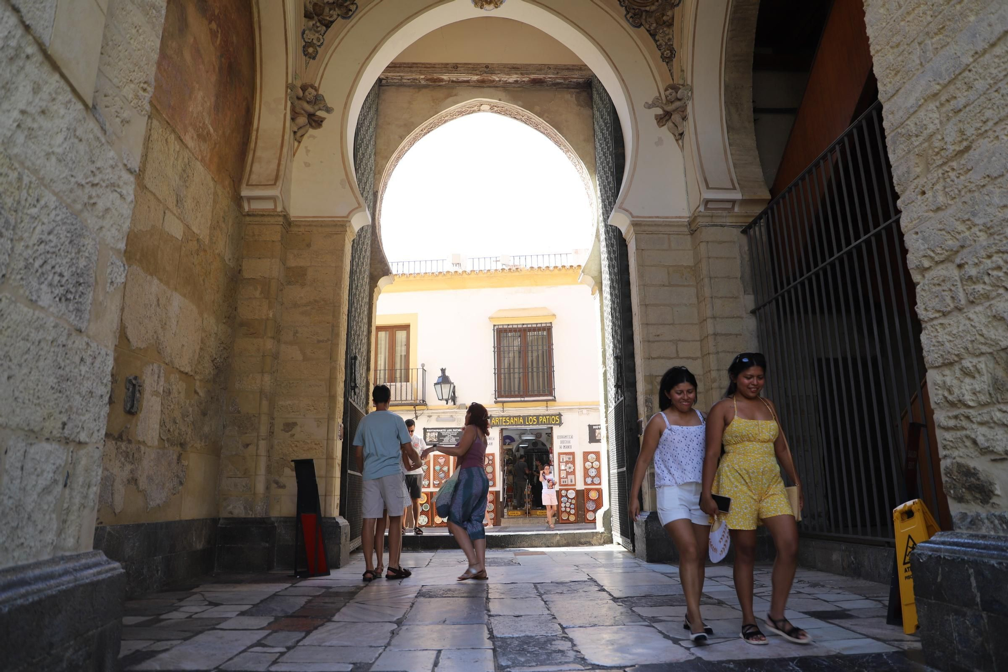 Los turistas disfrutan de Córdoba pese al calor