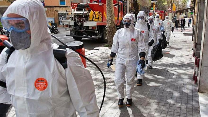 Membres de l&#039;UME, entrant a desinfectar un geriàtric a Barcelona.