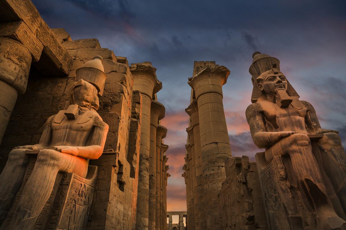 El templo de Luxor está siempre repleto de gente, pero con paciencia podrás encontrar buenos encuadres para las fotos.