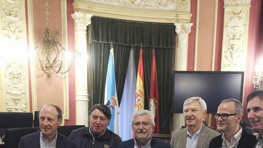 Acto de presentación, ayer en el salón de plenos del Concello. // I.O.