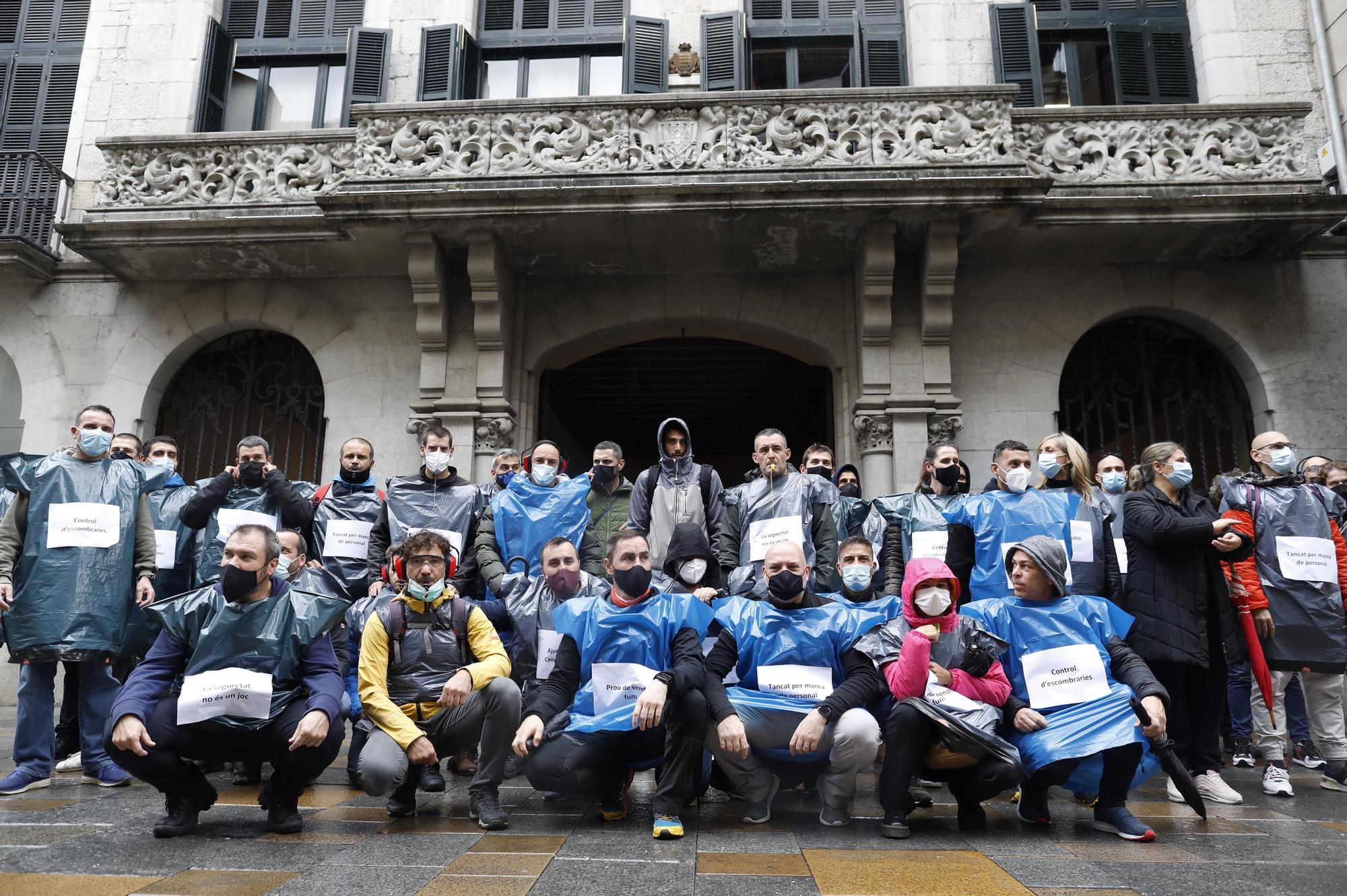 Protesta dels policies de Girona vestits amb bosses d’escombraries