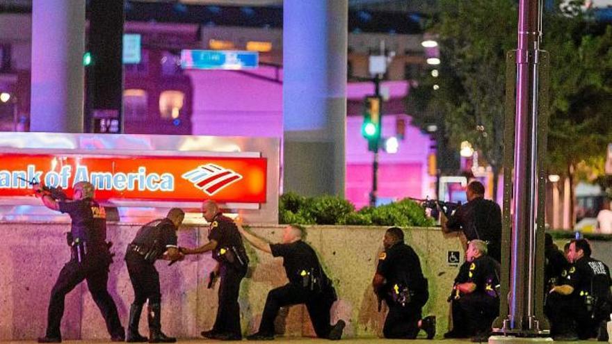 La policia de Dallas respon després dels trets contra una manifestació al centre de Dallas