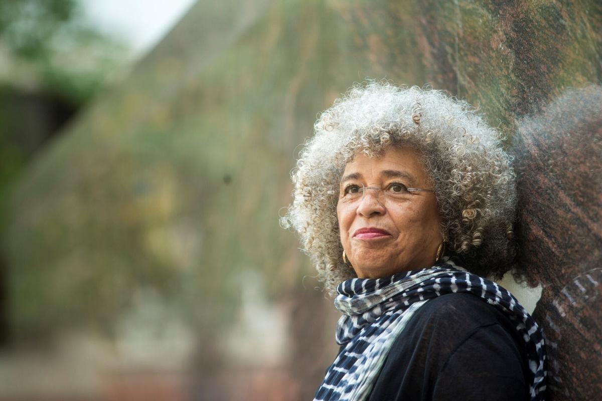 BARCELONA, 09/10/2017.- La histórica filósofa y activista afroamericana Angela Davis, posa para la prensa gráfica antes de la rueda de prensa que ha ofrecido hoy en Barcelona, en la que ha dicho sentirse "muy privilegiada" por estar hoy en Cataluña, y ha considerado que "la gente debería tener el derecho a la autodeterminación en todo el mundo y poder tomar las decisiones que guíen su propio destino". EFE/Quique García. Angela Davis. Filósofos, activistas