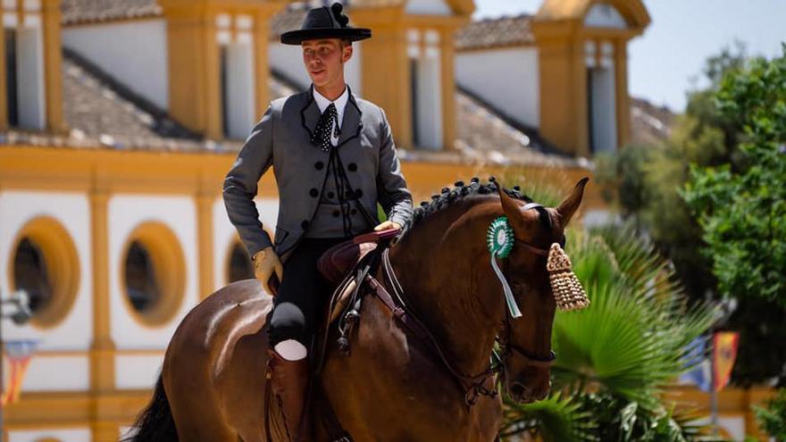 Sergio, en la imagen montando a &#039;Gitano&#039;, es un apasionado de los caballos desde pequeño