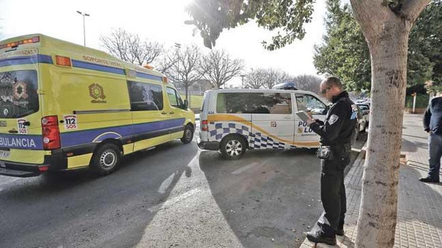 Policías y efectivos sanitarios, en el lugar donde se produjo el doble atropello, frente a Son Moix.