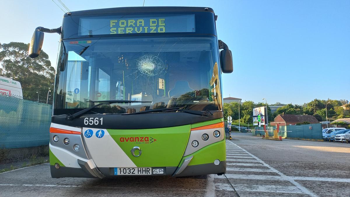 El bus de la línea L7 que recibió una pedrada en el parabrisas. 24 mayo 2023. Vitrasa