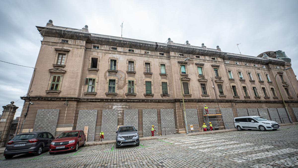 La antigua estación de mercancías de la Sagrera ya está vacía y tapiada