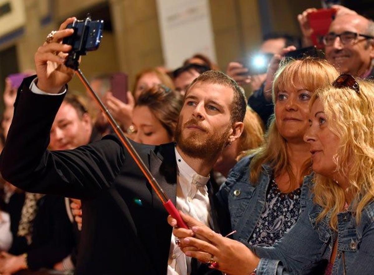 Álvaro Cervantes se hace un selfie con los fans del FesTVal de Vitoria