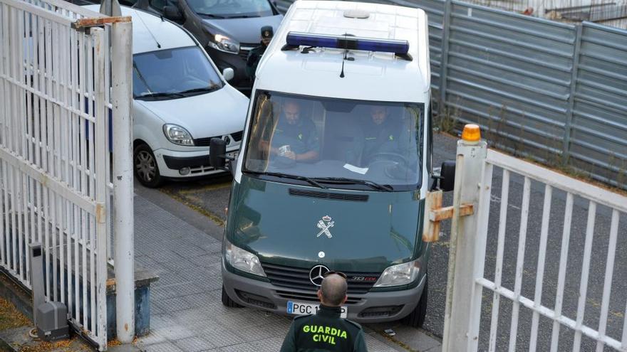 Efectivos de la Guardia Civil en el traslado de los detenidos.