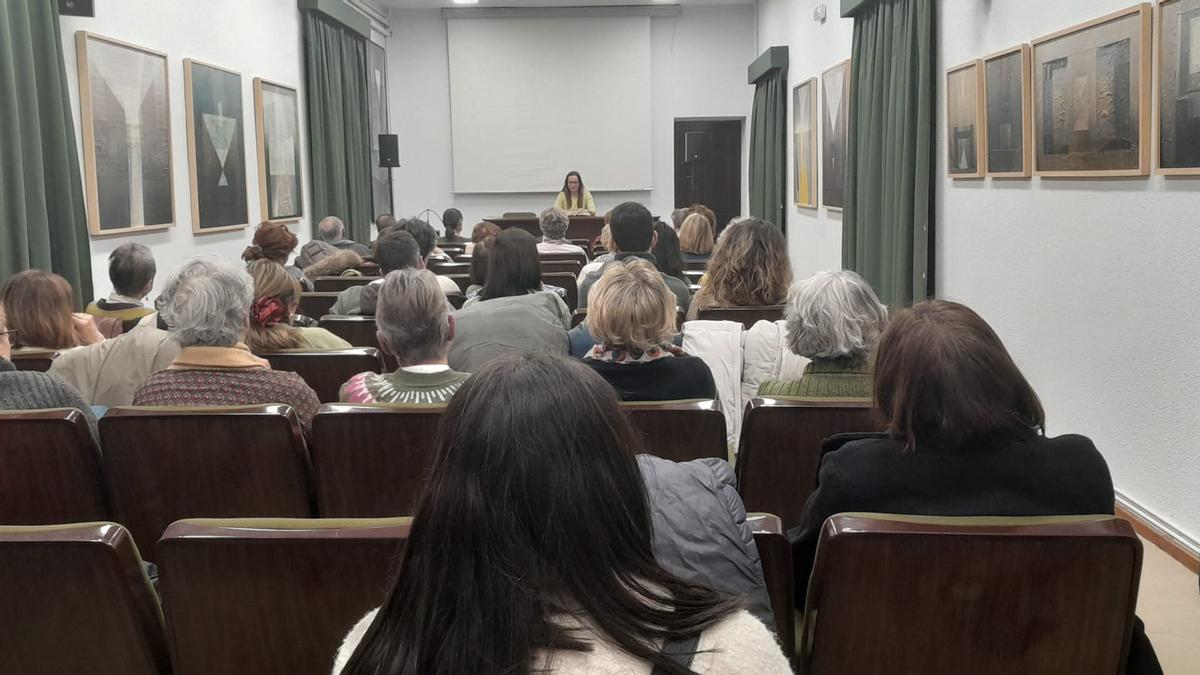 La profesora Naira Salamanca, durante el coloquio con el público sobre Antonio Machado en la Casa de Cultura de Toro.