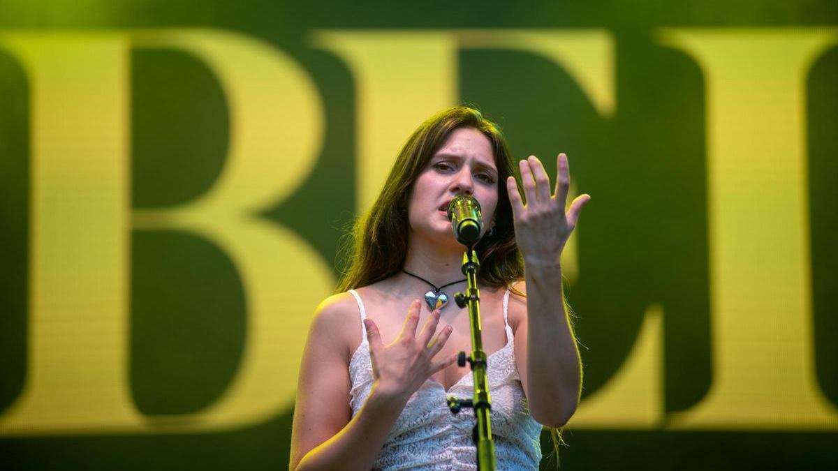 Sabela Ramil durante una actuación en el parque de Santa Margarita en A Coruña.