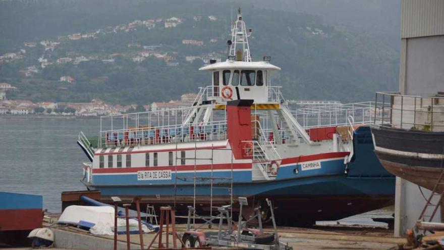 El ferry &quot;Santa Rita de Cassia&quot; en un astillero de A Pasaxe, en Camposancos (A Guarda).