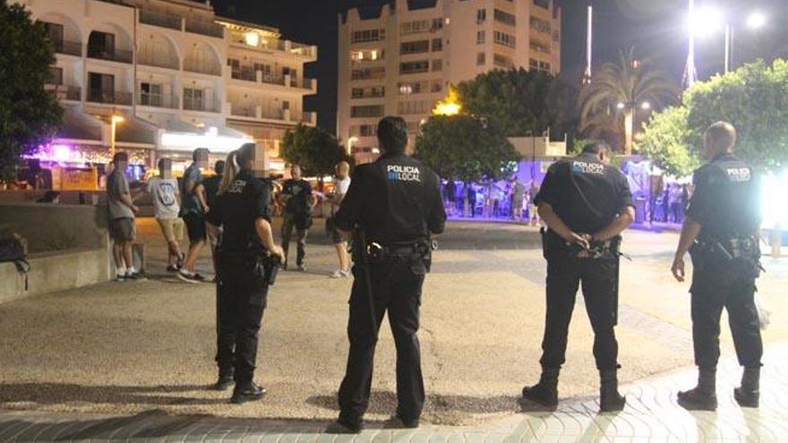 La Policía Local de Sant Antoni controla un botellón, en una imagen de archivo.