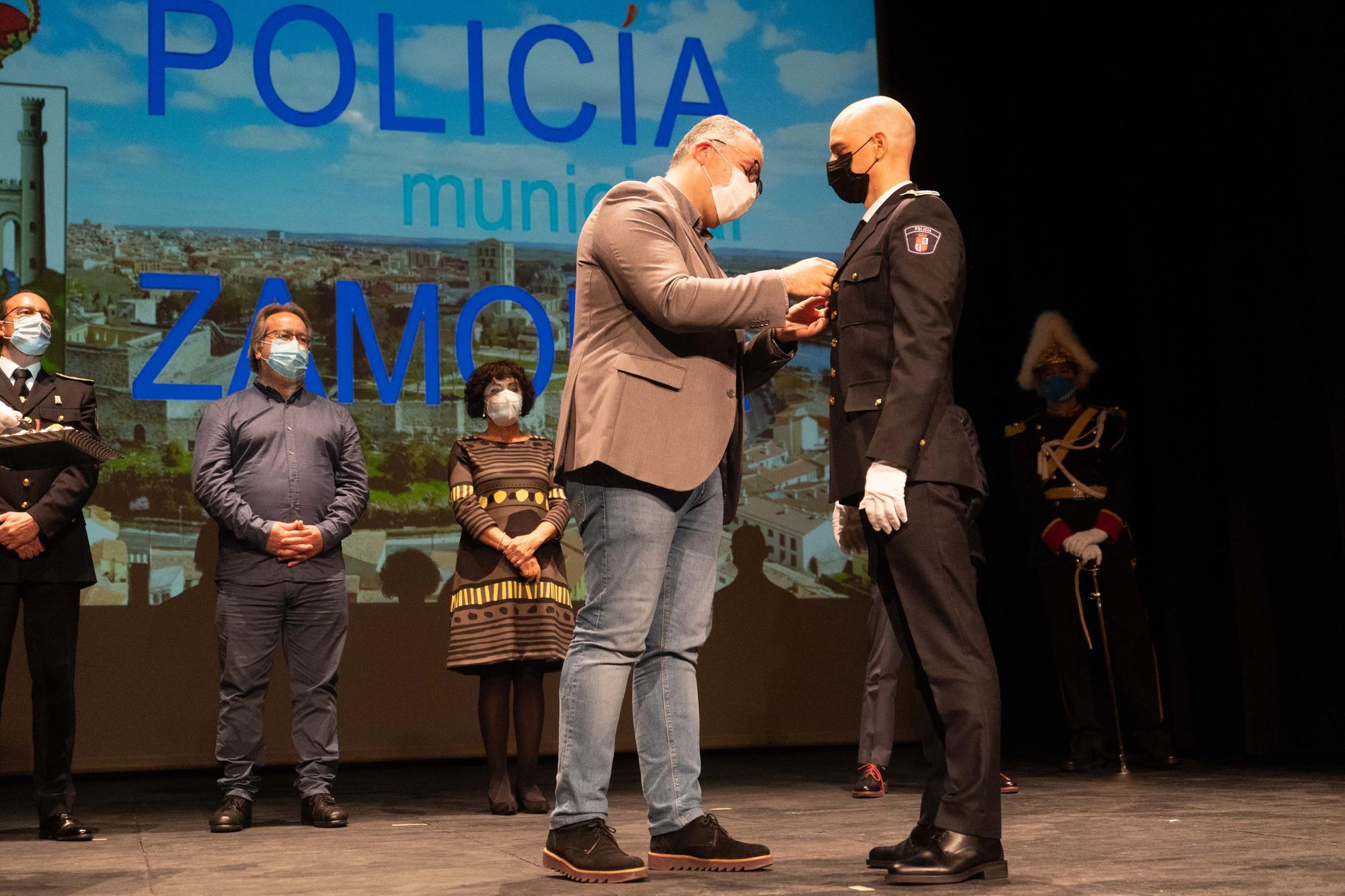 Medalla al Mérito a un agente, entregada por el vicepresidente de la Diputación Jesús María Prada.jpg