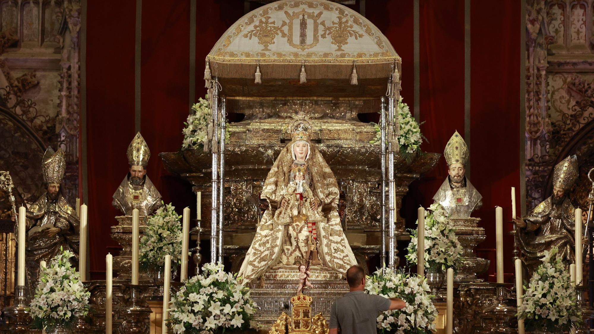 El paso de la Virgen de los Reyes, patrona de Sevilla, lista para procesionar el día 15.