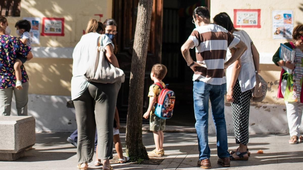 Escolares a la entrada del colegio Trajano.