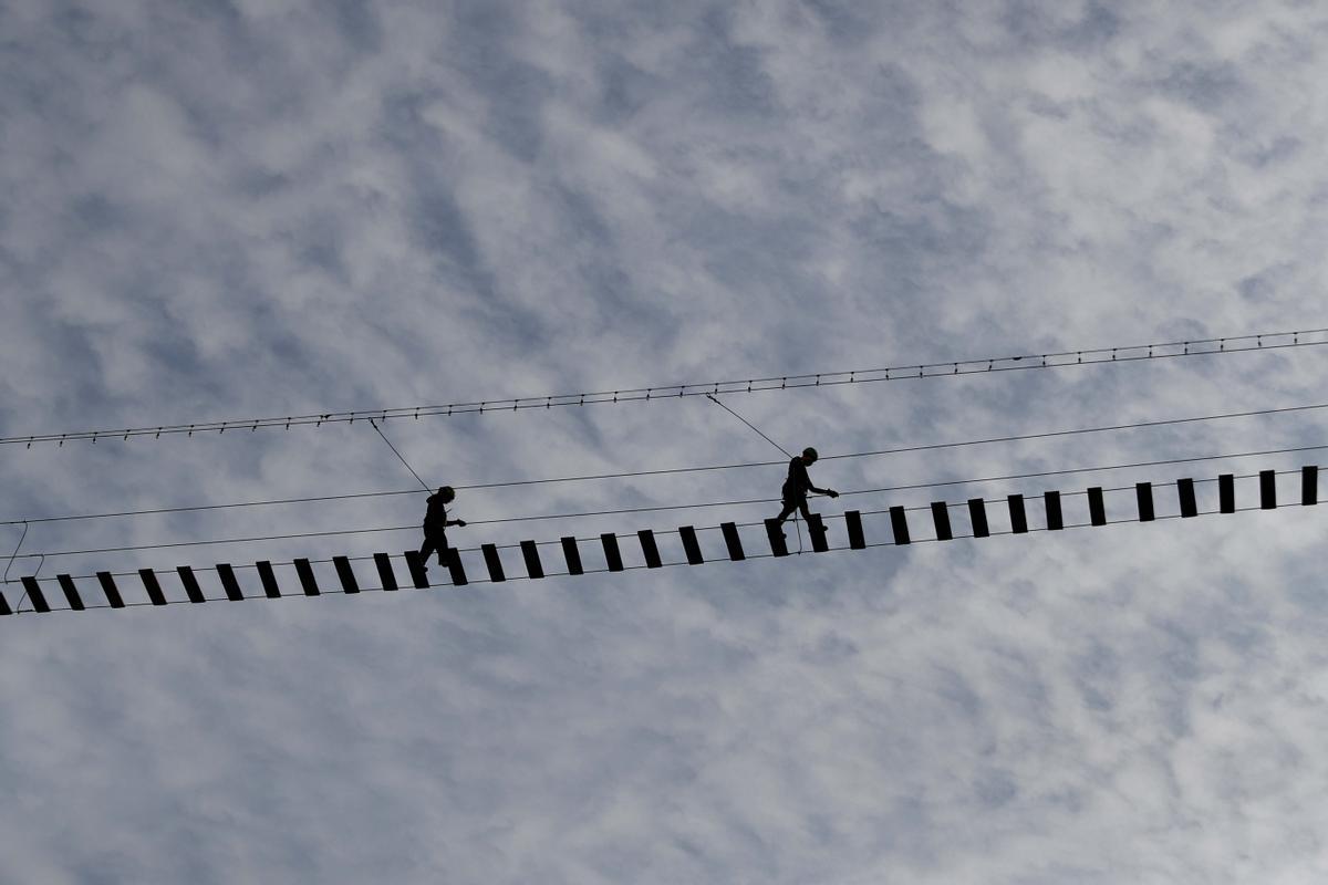 El puente colgante viral que lucha contra el estigma en las barriadas de Lima, en Perú