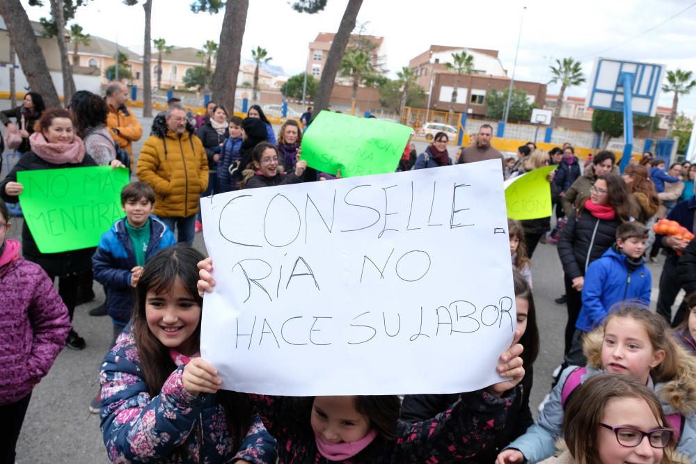Protesta en el colegio Cervantes de Sax