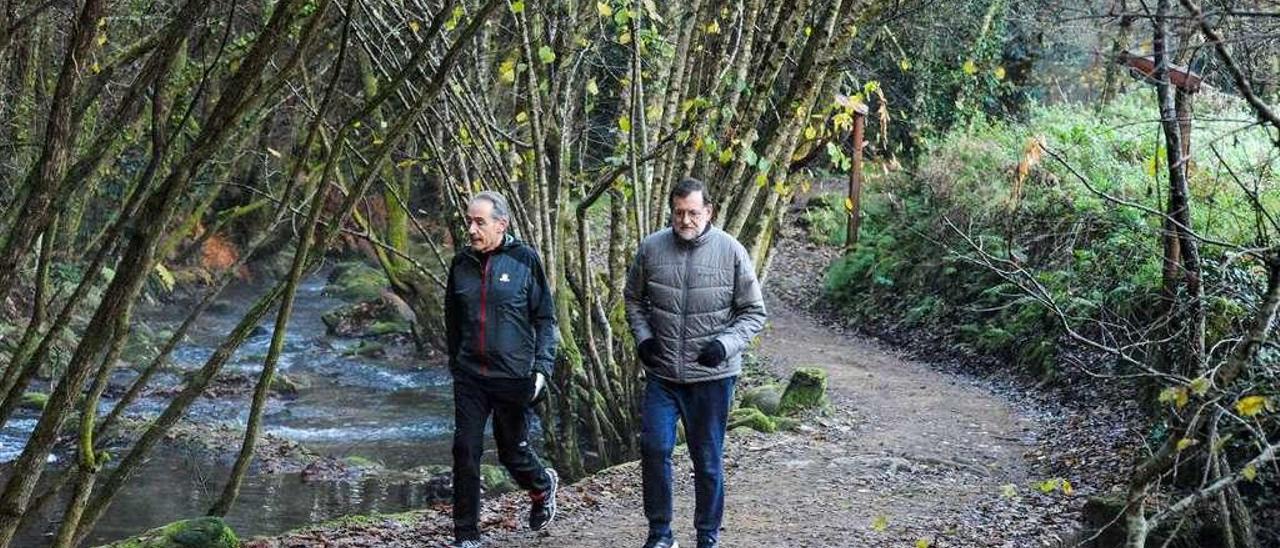 Rajoy y José Benito Suárez caminan por la Ruta da Pedra e da Auga, a principios de este año. // Iñaki Abella