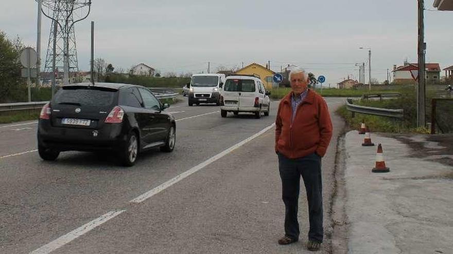 Eulogio Huergo posa delante de la glorieta que lleva un mes sin luz.