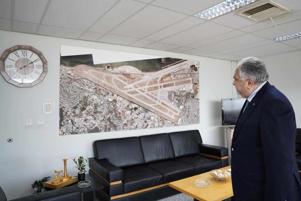 Mohmaed Aziz con un mapa del aeropuerto en su despacho