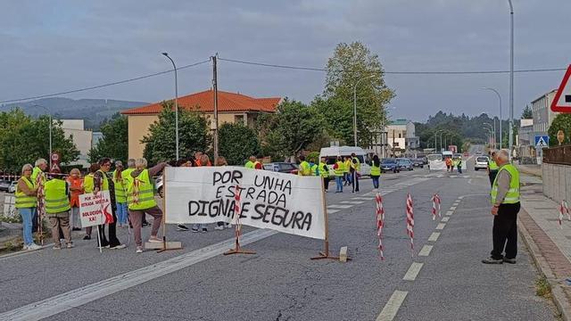 Protesta vecinal en Amoedo para reclamar la reforma de la carretera EP-2702. | A. PINACHO