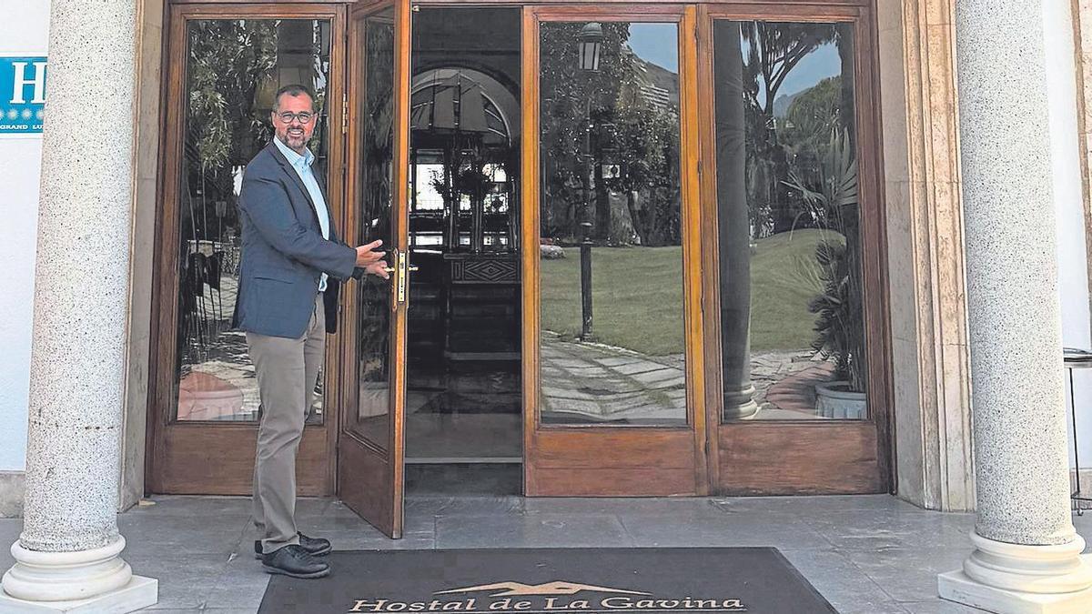 Joan Carles Casanovas, director de l’Hostal de La Gavina de S’Agaró, a les portes de l’establiment.
