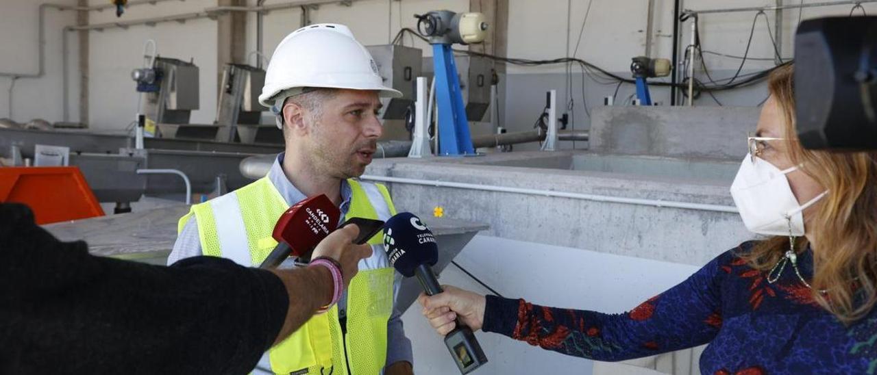 Javier Rodríguez Medina en una visita a una depuradora del sur de Tenerife.