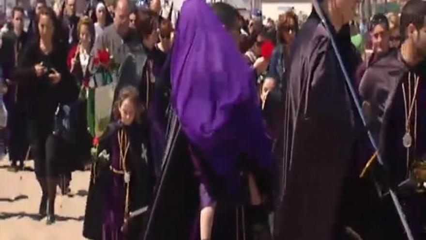 Procesión a orillas del mar en Valencia