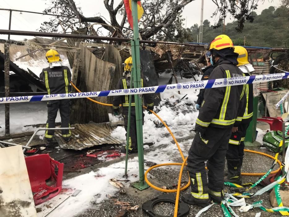 La Policía Nacional investiga las causas que originaron, en la madrugada del martes al miércoles, el incendio de una casa de chapa en el Camino de la Sierra, en Churriana, y en el que perdieron la vida dos personas.