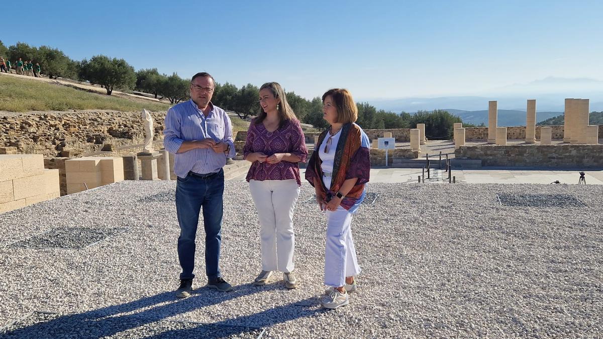 Las autoridades, durante su visita a las obras del templo de Torreparedones en Baena.