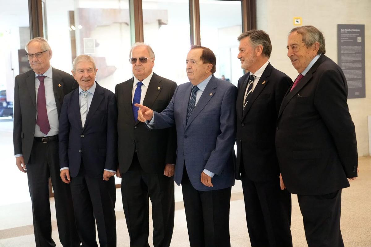 El expresidente de la Junta de Castilla y León, Juan José Lucas, en el centro.