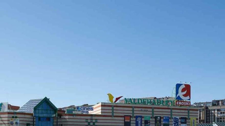 Exterior del Centro Comercial Valderaduey, donde está Eroski.