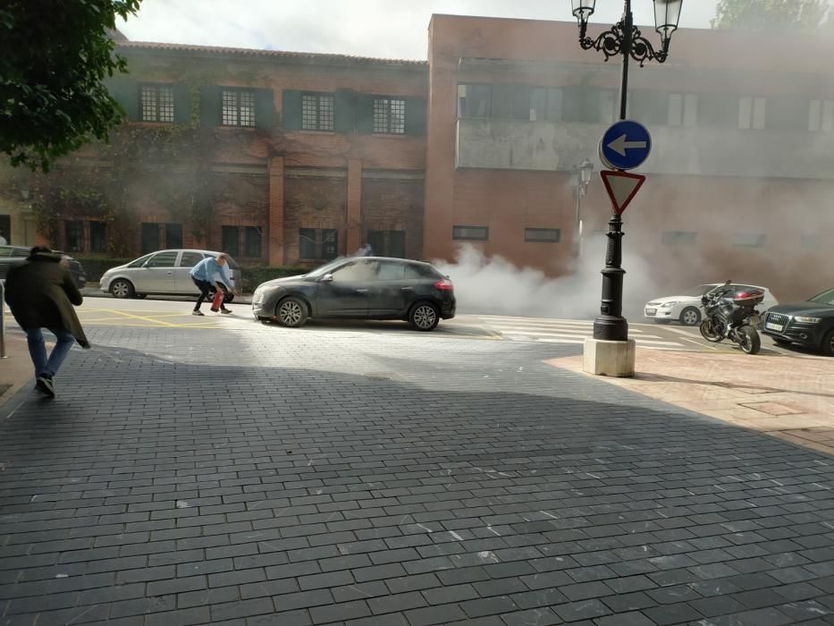 Susto en el centro de Oviedo al arder un coche en marcha.