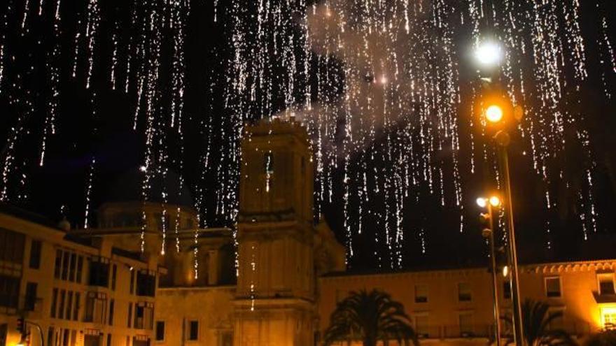 Elche dispara esta noche la palmera  de fin de mes tras la Salve a la Patrona