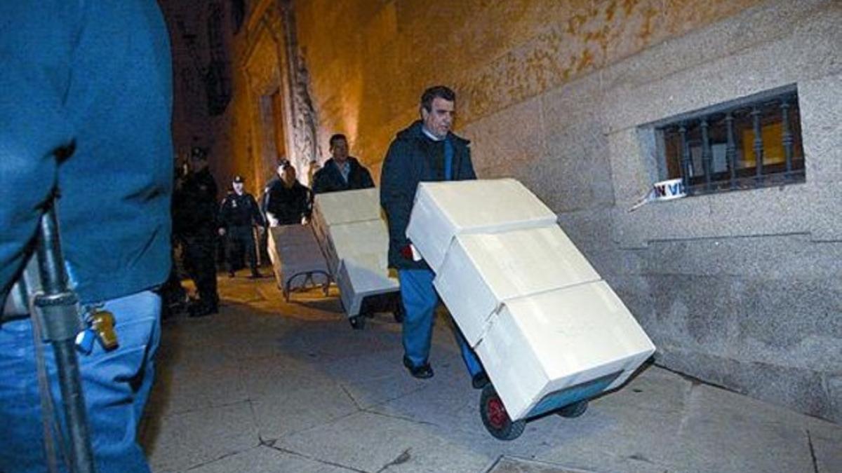 Los documentos restituidos salen del archivo de Salamanca custodiados por la policía el 19 de enero del 2006.
