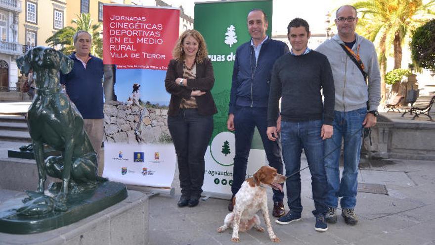 Un momento del acto de presentación, ayer, en la plaza de Santa Ana.