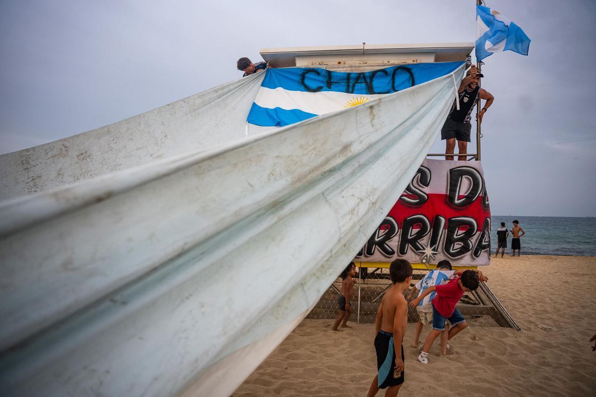 Aficionados argentinos se reúnen en la playa del Bogatell el día antes de la gran final contra España del Mundial