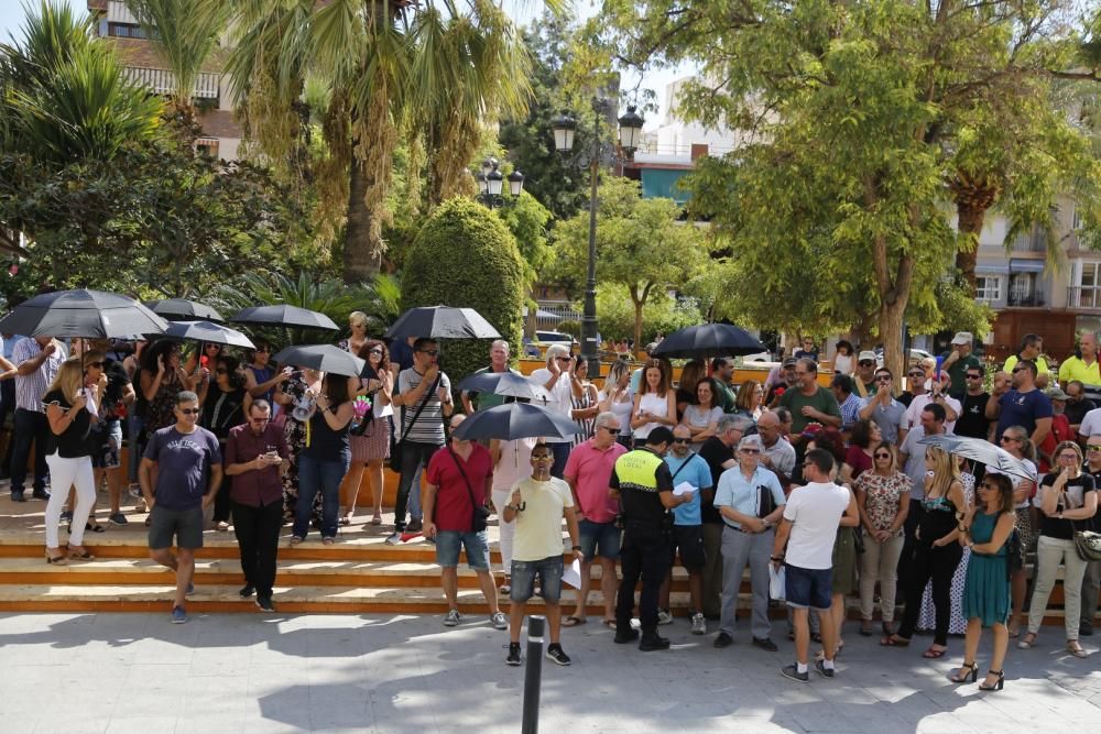 Nueva protesta de los funcionarios para exigir el pago de la productividad a las puertas del ayuntamiento de Torrevieja