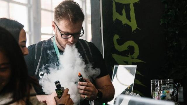 Dos jóvenes expulsan humo mientras usan sus vapeadores. |  ALBA VIGARAY