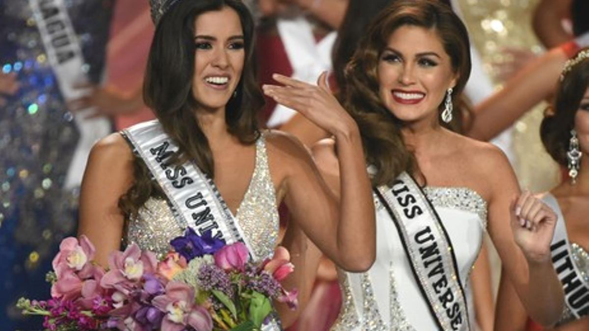 Miss Colombia recibe la corona de Miss Universo que le coloca la vencedora del año pasado, la venezolana Gabriela Isler.