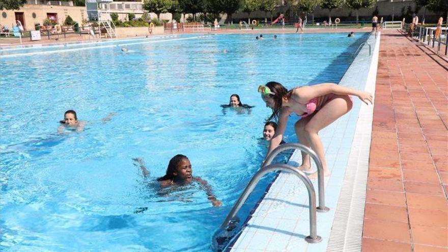 El número de usuarios de las piscinas cae un 39,8%