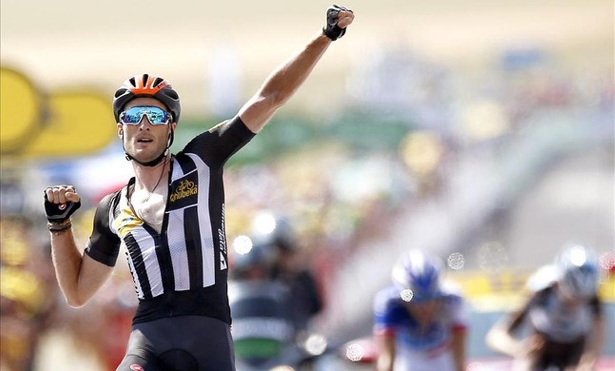 El britànic Steve Cumming celebra la victòria d’etapa al Tour a l’aeròdrom de Mende, on va arribar per davant de Pinot i Bardet.