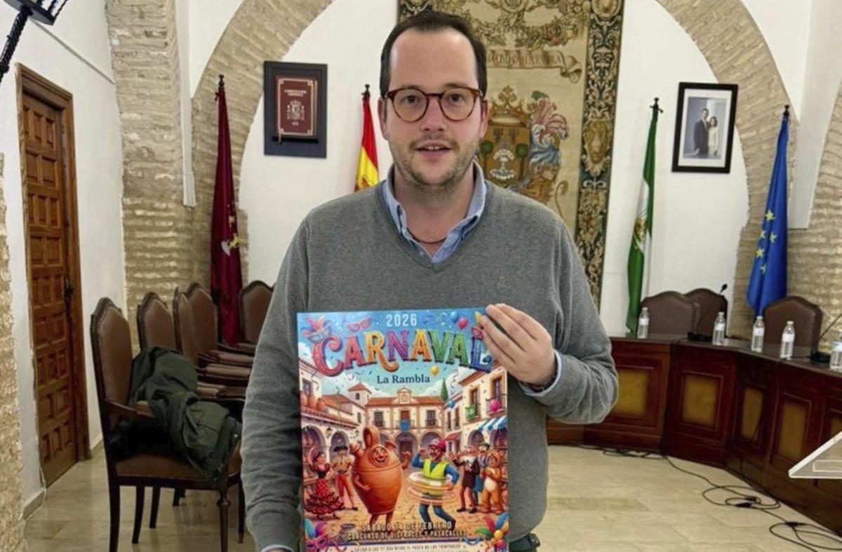Juan Bautista García muestra el cartel del Carnaval de La Rambla. | CÓRDOBA